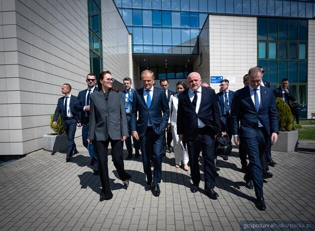 W pierwszyn rzędzie od lewej Julia Swyrydenko, Donald Tusk i poseł Paweł Kowal, pełnomocnik rządu ds. odbudowy Ukrainy