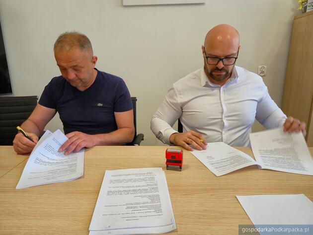 Od lewej Leszek Kochanowicz i burmistrz Tomasz Skoczylas