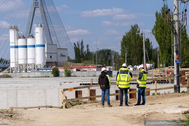Pierwsze pr&oacute;by szczelności budowanego w Rzeszowie nowego zbiornika retencyjnego 