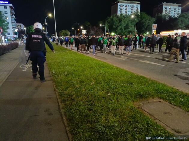 Race i stroboskopy na meczu Resovii i Stali Stalowa Wola. Policja szuka sprawc&oacute;w
