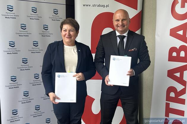 Podpisanie umowy na modernizację wałów rzeki San. Od lewej: Ewa Gołębiowska, dyrektor Regionalnego Zarządu Gospodarki Wodnej w Rzeszowie, Jarosław Prusak - pełnomocnik firmy Strabag.