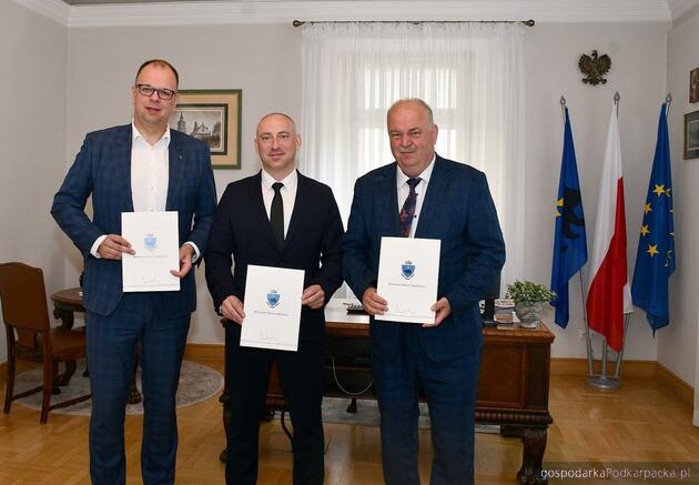 Od lewej prezydent Przemyśla Wojciech Bakun, dyrektor WSPR w Przemyślu Rafał Kijanka i wicemarszałek województwa Podkarpackiego Piotr Pilch