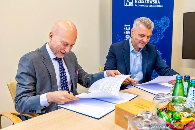 Od lewej prorektor PRz prof. Jarosław Sęp i prezes Mastermet sp. z o.o. Marcin Nowakowski