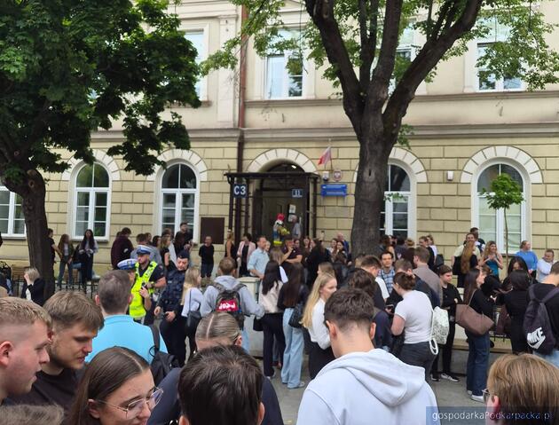 Ewakuacja Wydziału Prawa i Administracji Uniwersytetu Rzeszowskiego