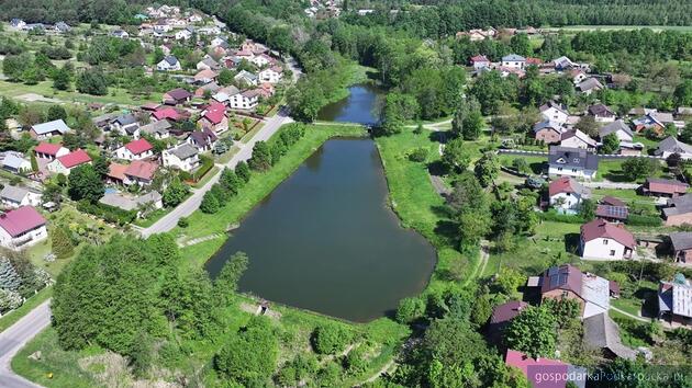 Jeszcze w tym roku staw w Rakszawie G&oacute;rnej wzbogaci się o infrastrukturę rekreacyjną
