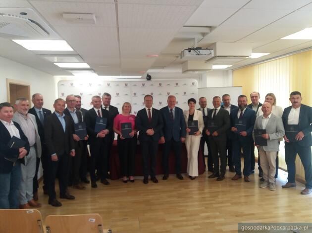 Dotacje na dojazdy do p&oacute;ł, zbiorniki małej retencji i odkrzaczanie dla podkarpackich samorząd&oacute;w