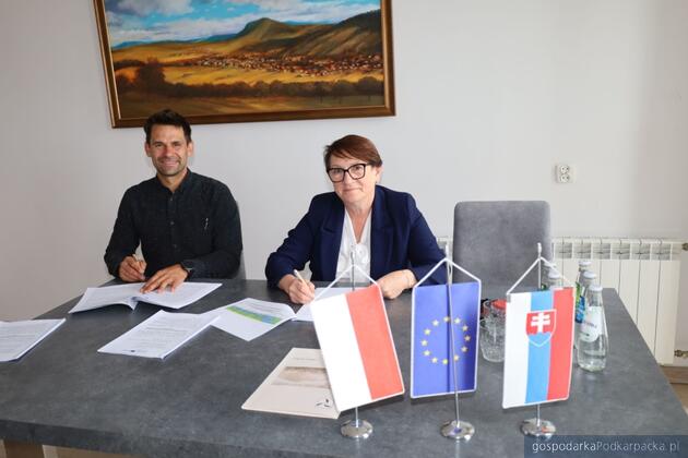 test Od lewej Arkadiusz Perin z Arek Bike Camp i burmistrz Dukli Krystyna Andruch. fot. Dukla.pl