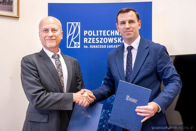 Od lewej prof. Jarosław Sęp i dyrektor Jakub Dzik