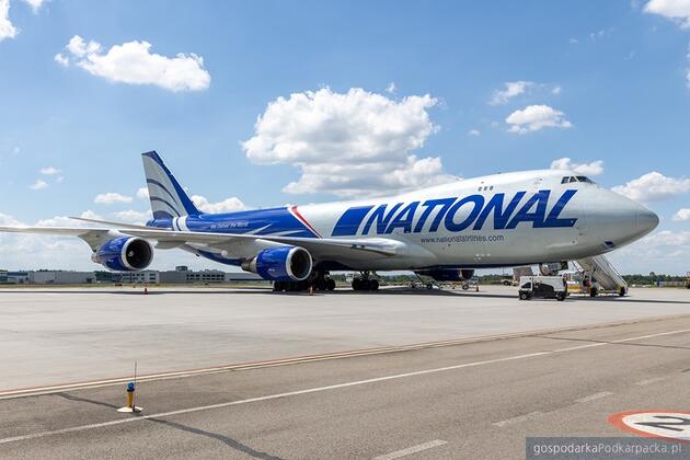 Towarowy Boeing 747 linii National Airlines obsłużony na lotnisku w Jasionce