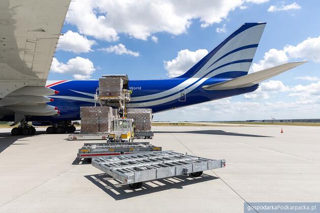 Towarowy Boeing 747 linii National Airlines obsłużony na lotnisku w Jasionce