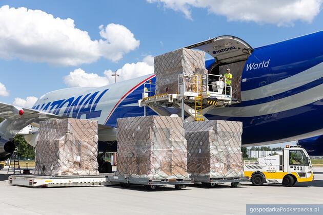 Towarowy Boeing 747 linii National Airlines obsłużony na lotnisku w Jasionce