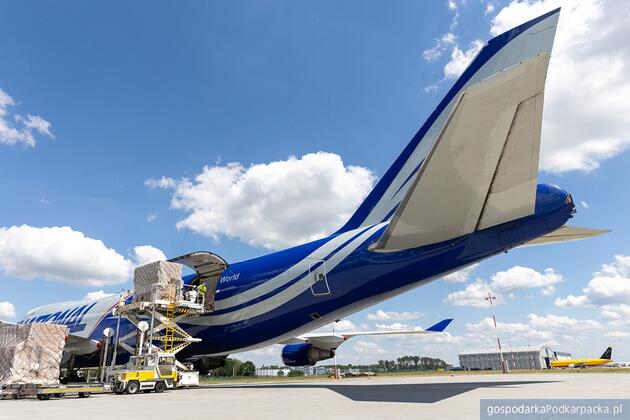 Towarowy Boeing 747 linii National Airlines obsłużony na lotnisku w Jasionce