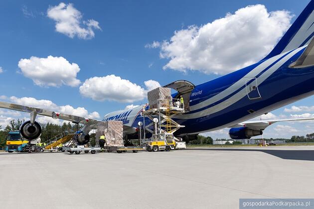 Towarowy Boeing 747 linii National Airlines obsłużony na lotnisku w Jasionce
