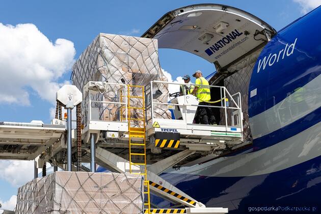 Towarowy Boeing 747 linii National Airlines obsłużony na lotnisku w Jasionce