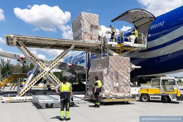 Towarowy Boeing 747 linii National Airlines obsłużony na lotnisku w Jasionce