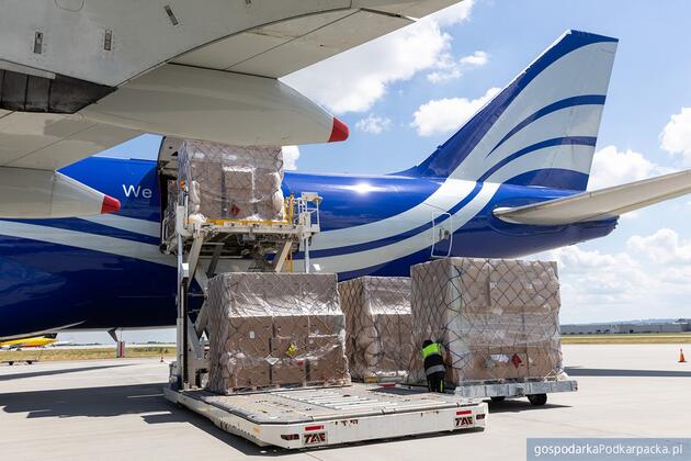 Towarowy Boeing 747 linii National Airlines obsłużony na lotnisku w Jasionce