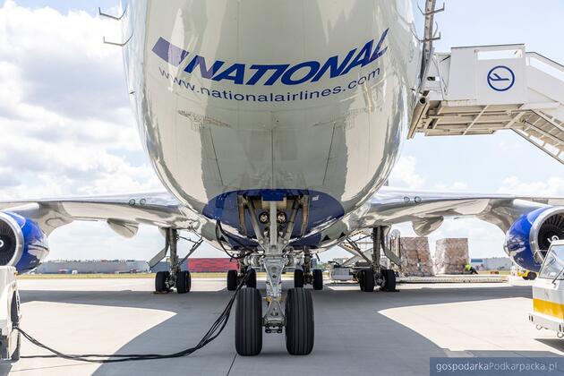 Towarowy Boeing 747 linii National Airlines obsłużony na lotnisku w Jasionce