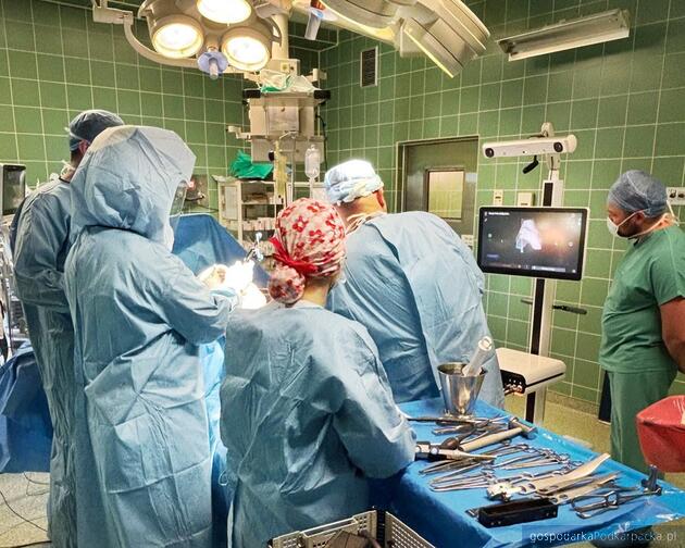Robot chirurgiczny pomaga przy operacjach stawu barkowego w tarnobrzeskim szpitalu