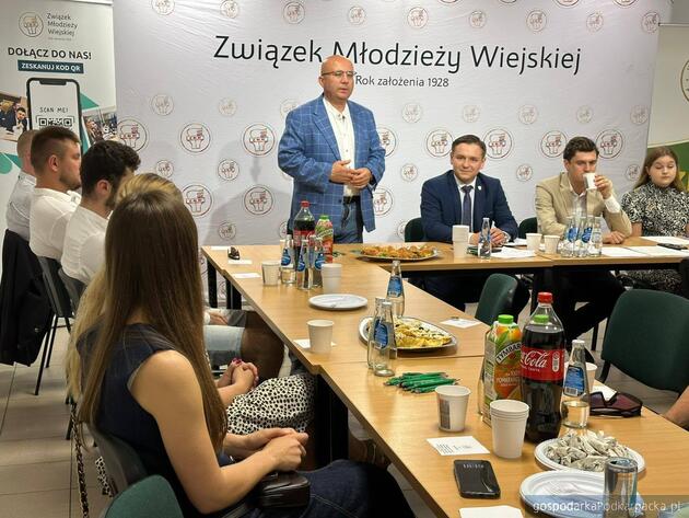 Poseł Adam Dziedzic (przemawia), po jego lewej ręce Ernest Dąbrowski