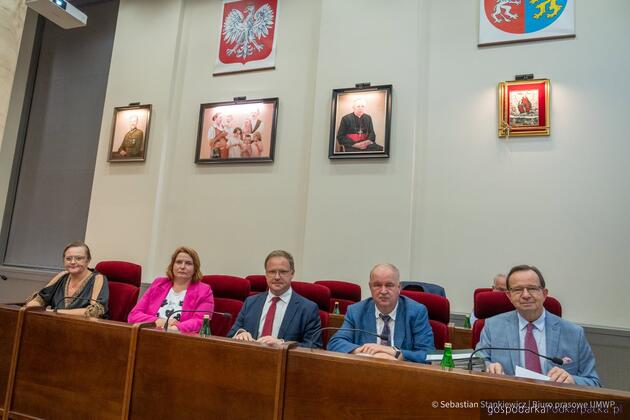 Zarząd województwa podkarpackiego. Pd lewej Małgorzata Jarosińska-Jedynak, Anna Huk, Karol Ożóg, Piotr Pilch i Władysław Ortyl. Fot. Sebastian Stankiewicz