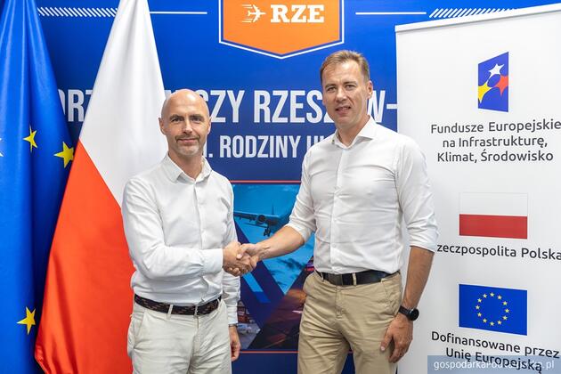 test Od lewej wiceprezes Portu Lotniczego Rzeszów-Jasionka Bartosz Górski i z wiceprezes ZDI Arkadiusz Wiśniewski. Fot. RZE,