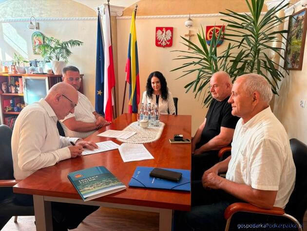 Dokumenty podpisują (od lewej) wójt Wiktor Skwara i (w czarnej koszulce) Józef Porębski