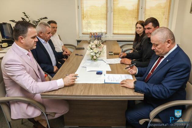 Zaczyna się rekonstrukcja zabytkowej wiaty i wrót do tunelu kolejowego w Szklarach