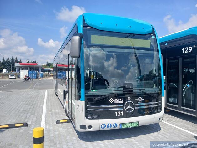 Pierwszy Mercedes z PKS w Rzeszowie już wozi pasażer&oacute;w