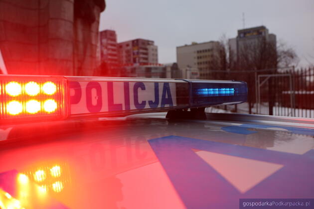 test Młody człowiek mimo zakazów kierowania jeździł autem i potrącił przechodnia