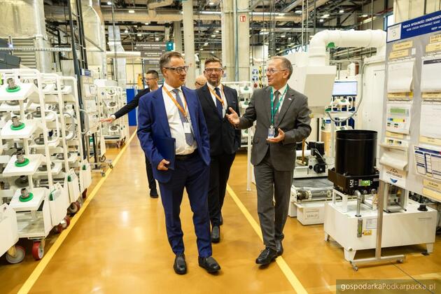 Od lewej na pierwszym planie Łukasz Kotapski, wiceprezes Agencji Rozwoju Przemysłu S.A.; Wiktor Cichoń, dyrektor Euro-Park Mielec i Grzegorz Inglot, członek zarządu i dyrektor Generalny Aero Gearbox International Poland