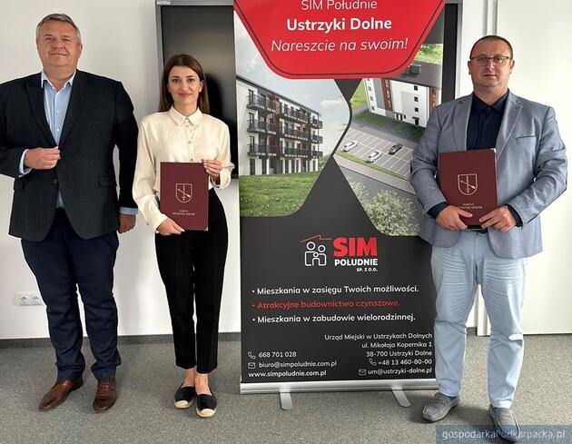 Od lewej burmistrz Ustrzyk Dolnych Michał Wnuk, prezes Leicht Architekci Karolina Leicht-Bryłka i prezes SIM Południe Waldemar Ziółkowski. Fot. SIM Południe/Facebook