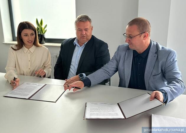 Od lewej prezes Leicht Architekci Karolina Leicht-Bryłka, burmistrz Ustrzyk Dolnych Michał Wnuk i prezes SIM Południe Waldemar Ziółkowski. Fot. SIM Południe/Facebook