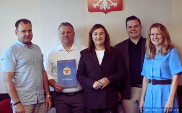 Drugi z lewej Mariusz Kasprzak z Kazbutu. W środku Agnieszka Machnik, burmistrz Radomyśla Wielkiego