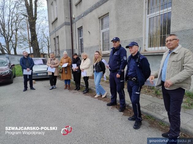 Jeden ze spacerów badawczych w starym budynku MOPS. Fot. miastojaroslaw.pl 