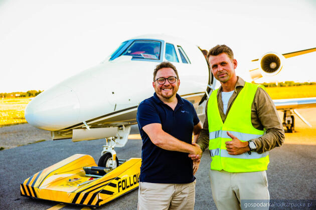 test Od lewej prezes Vela Aviation Limited Jacek Cieplik i prezes Lotniska Mielec Jakub Cena. Fot. mielec.pl