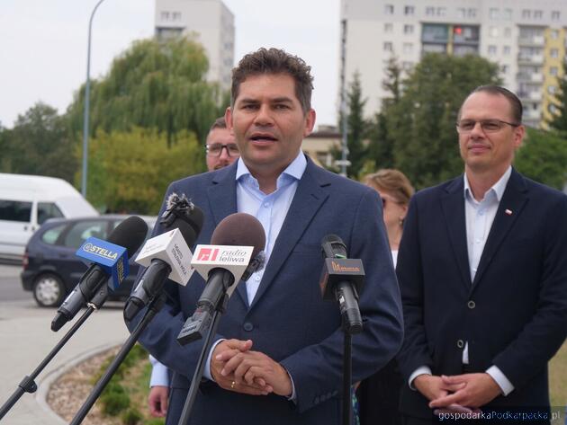 Prezydent Lucjusz Nadbereżny, za nim poseł Rafał Weber