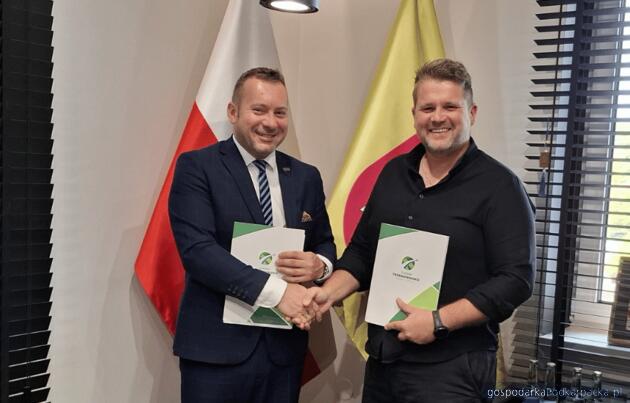 od lewej wicewójt Michał Drupka i szef El-Sek Patryk Sekulski. Fot. trzebownisko.pl