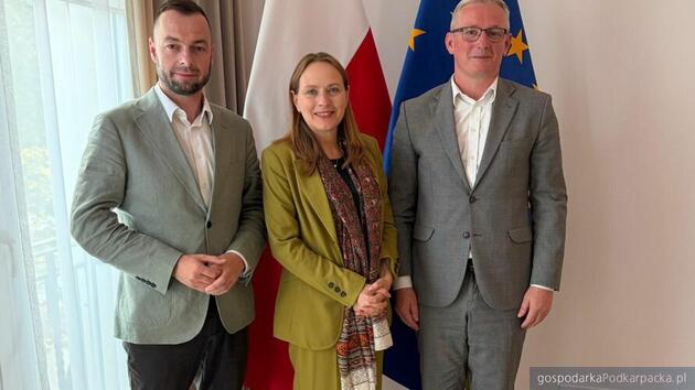Od lewej poseł Bartosz Romowicz, minister Katarzyna Pełczyńska-Nałęcz i starosta sanocki Robert Pieszczoch