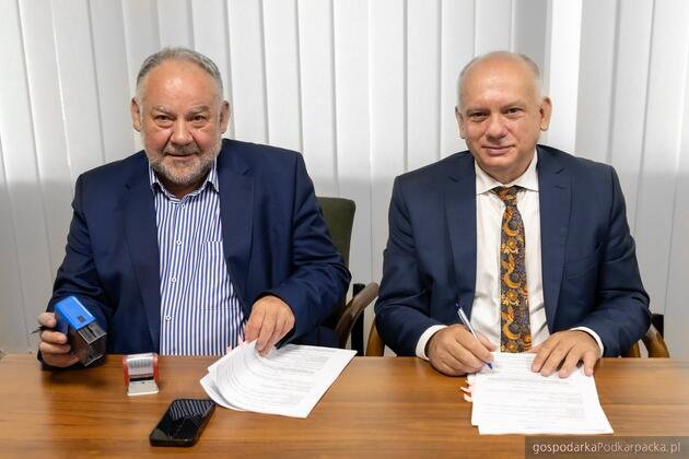 Umowę podpisali (od lewej) prezes Wolmostu Zbigniew Wolan i dyrektor Zarządu Dróg Powiatowych w Rzeszowie Marek Radion