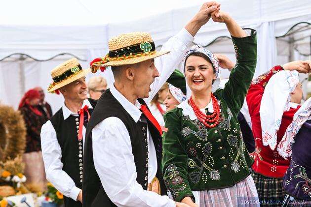 Trwają dożynki prezydencki w Tryńczy. Odbył się konkurs wieńc&oacute;w dożynkowych