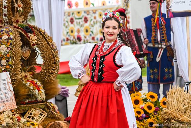 Trwają dożynki prezydencki w Tryńczy. Odbył się konkurs wieńc&oacute;w dożynkowych