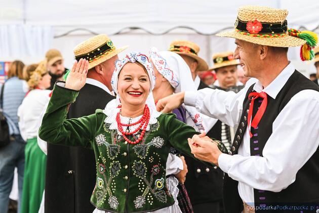Trwają dożynki prezydencki w Tryńczy. Odbył się konkurs wieńc&oacute;w dożynkowych