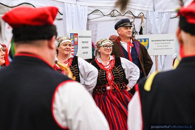 Trwają dożynki prezydencki w Tryńczy. Odbył się konkurs wieńc&oacute;w dożynkowych