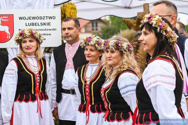 Trwają dożynki prezydencki w Tryńczy. Odbył się konkurs wieńc&oacute;w dożynkowych