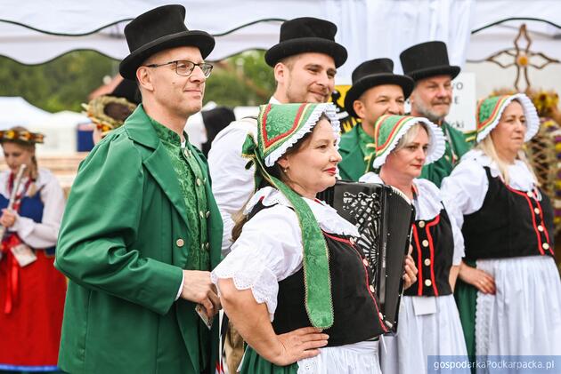 Trwają dożynki prezydencki w Tryńczy. Odbył się konkurs wieńc&oacute;w dożynkowych