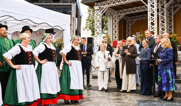 Trwają dożynki prezydencki w Tryńczy. Odbył się konkurs wieńc&oacute;w dożynkowych