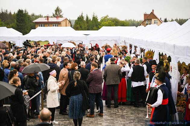 Trwają dożynki prezydencki w Tryńczy. Odbył się konkurs wieńc&oacute;w dożynkowych