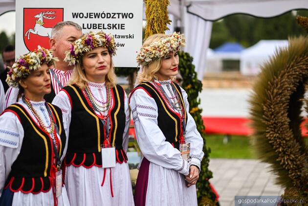 Trwają dożynki prezydencki w Tryńczy. Odbył się konkurs wieńc&oacute;w dożynkowych