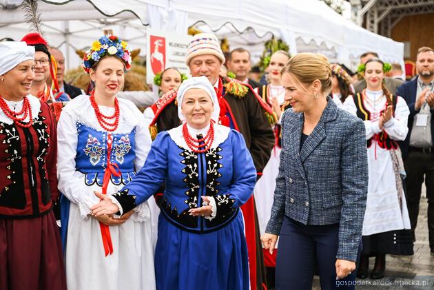 Trwają dożynki prezydencki w Tryńczy. Odbył się konkurs wieńc&oacute;w dożynkowych