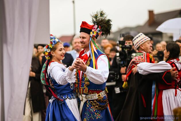 Trwają dożynki prezydencki w Tryńczy. Odbył się konkurs wieńc&oacute;w dożynkowych